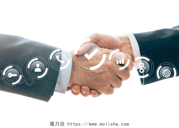 在白色背景前握手的两个人看到商人握手和认可时，钥匙和全球标识在白色上被孤立起来 